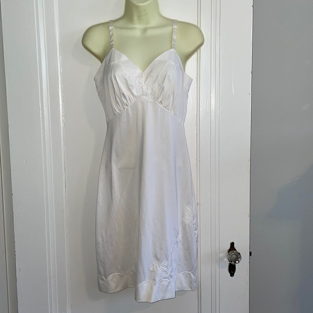 Vtg Shadowline white‎ full slip with floral lace details